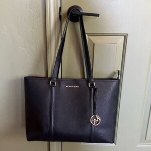 Michael Kors shoulder laptop Tote Bag. Black. Sady Large Top-Zip Tote Bag